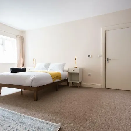 The Broadmead Jungle - Lovely & Central 3bdr *