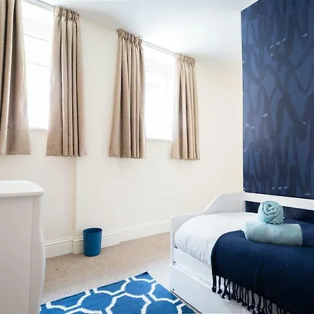 The Broadmead Jungle - Lovely & Central 3bdr *