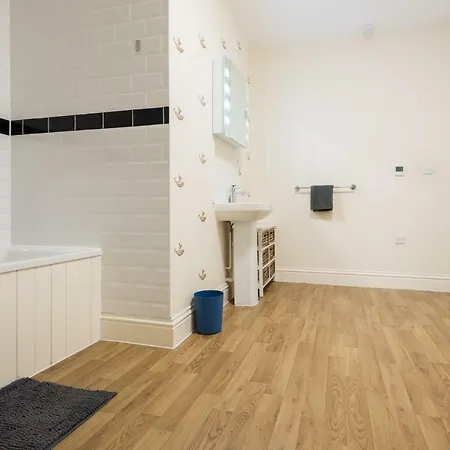 The Broadmead Jungle - Lovely & Central 3bdr *