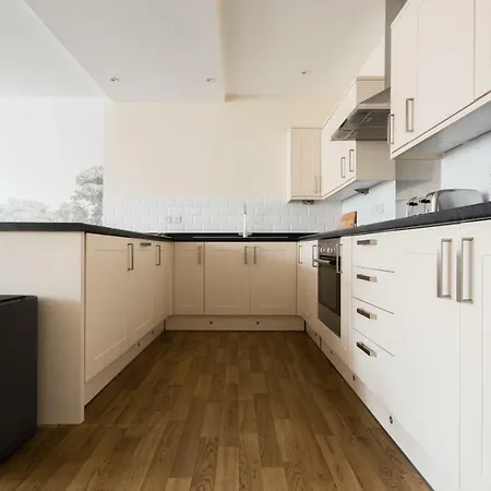 The Broadmead Jungle - Lovely & Central 3bdr 公寓 *